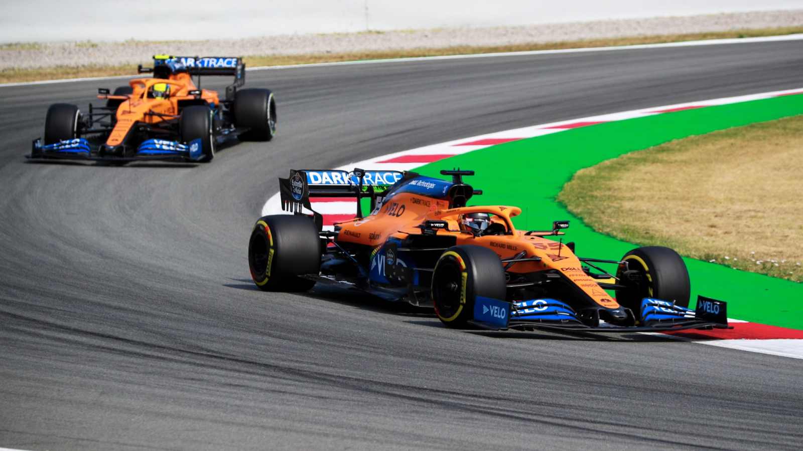 A dupla da McLaren teve rendimentos diferentes na sexta-feira