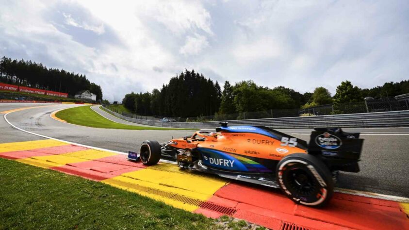A McLaren #55 de Carlos Sainz em alta velocidade na temida Eau Rouge