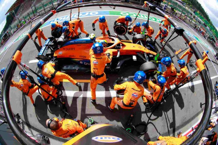 A equipe McLaren trabalha no carro de Lando Norris durante o pit-stop