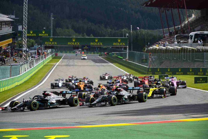Lewis Hamilton defendeu-se muito bem e manteve a liderança na largada em Spa 