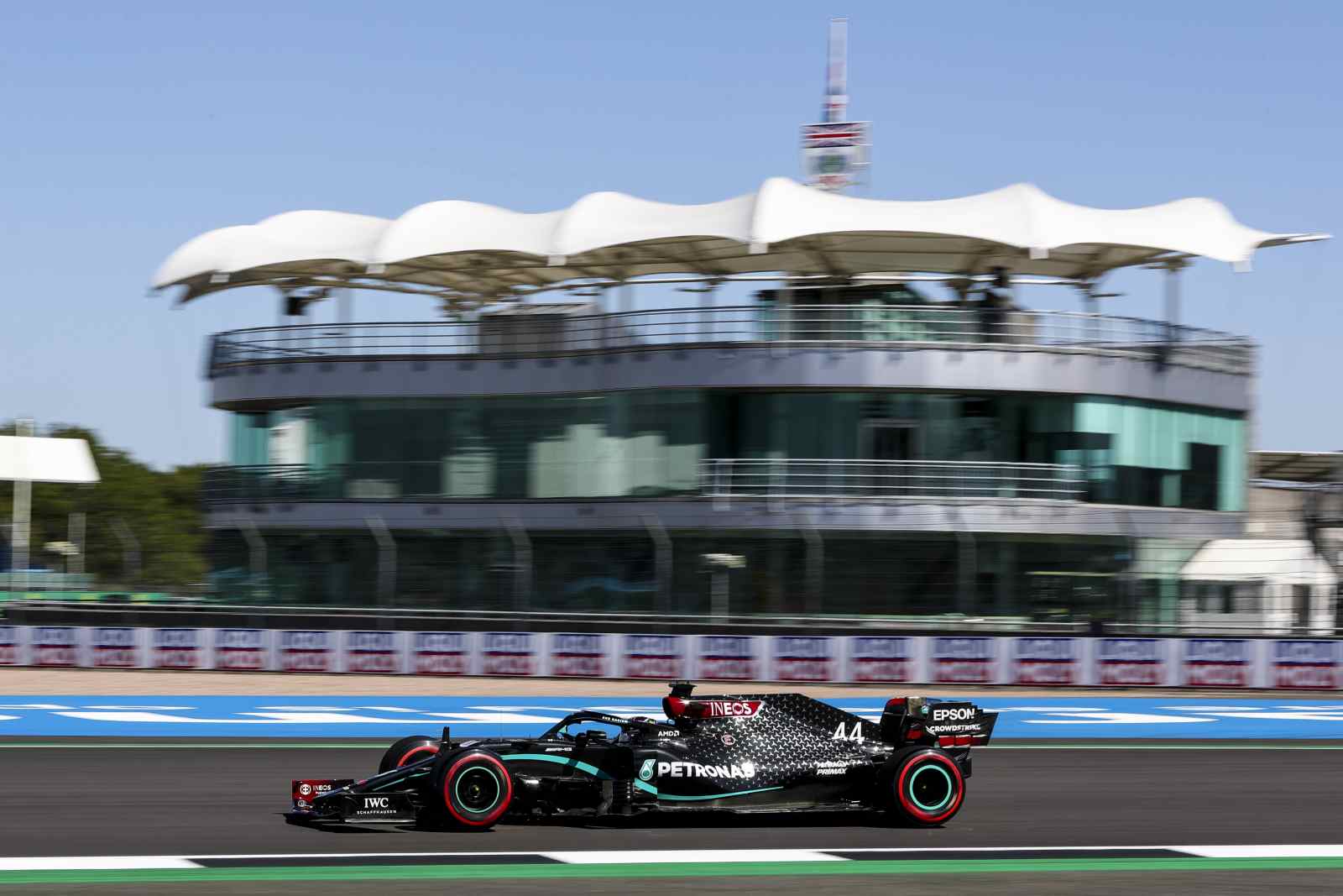 Lewis Hamilton foi o mais rápido da sexta-feira em Silverstone