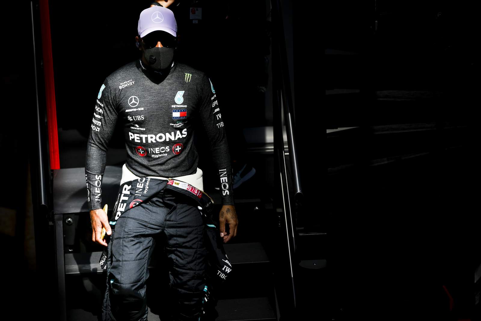 Lewis Hamiton segue protocolo sanitário imposto pela F1 e usa máscara no paddock