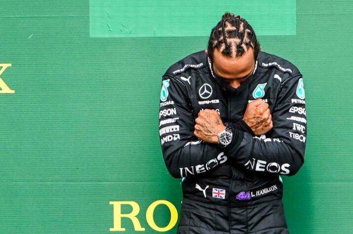 Lewis Hamilton chegou à 89ª vitória na Fórmula 1 e novamente homenageou o ator Chadwick Boseman, que faleceu na sexta-feira