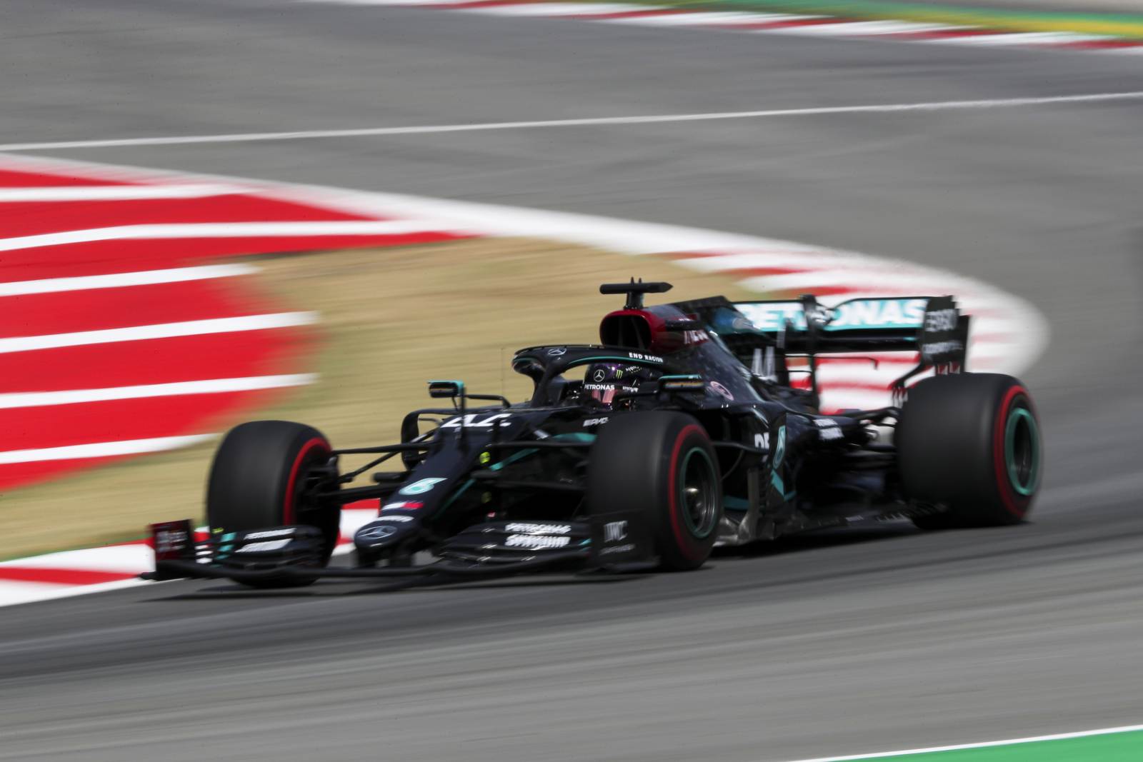 Hamilton aposta em problemas com os pneus devido ao forte calor em Barcelona