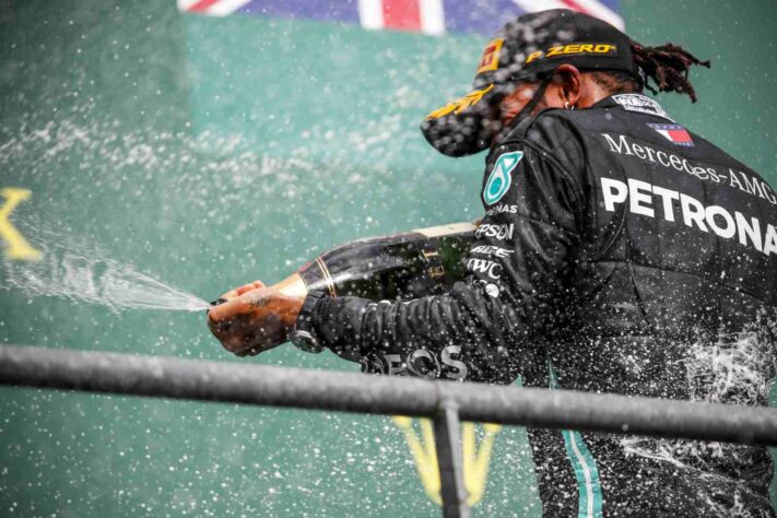 Com a vitória deste domingo, Hamilton está a duas conquistas de igualar o histórico feito de Michael Schumacher, o maior vencedor da Fórmula 1