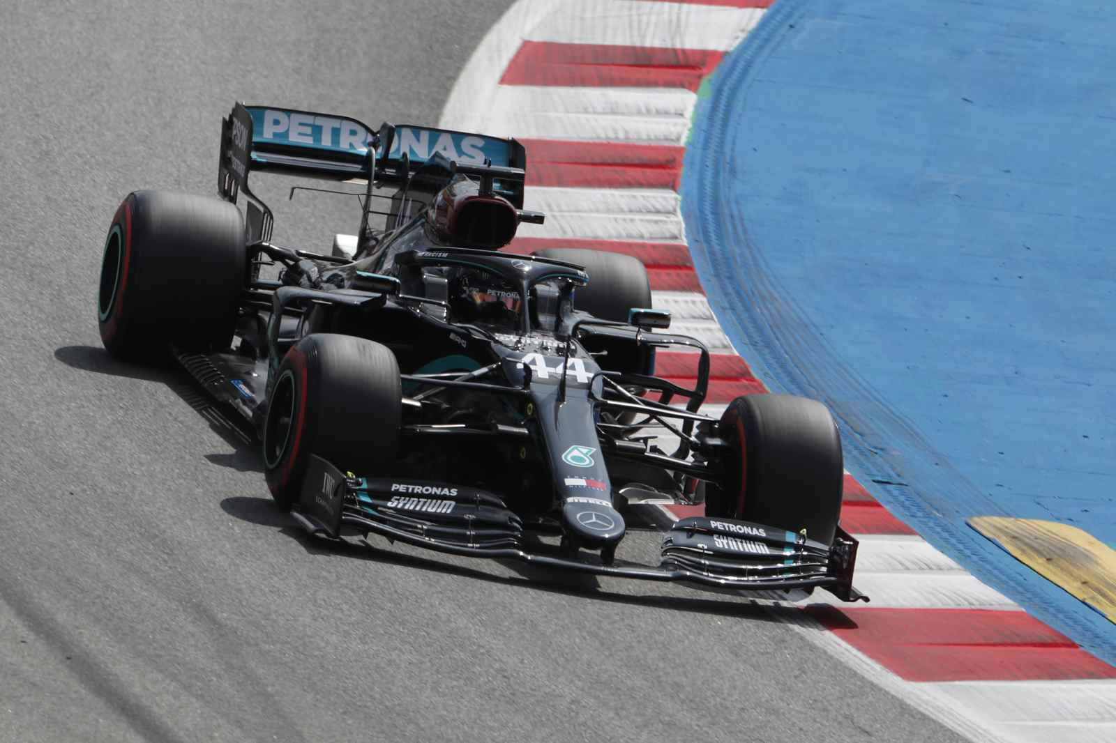 Lewis Hamilton foi o mais rápido do dia em Barcelona