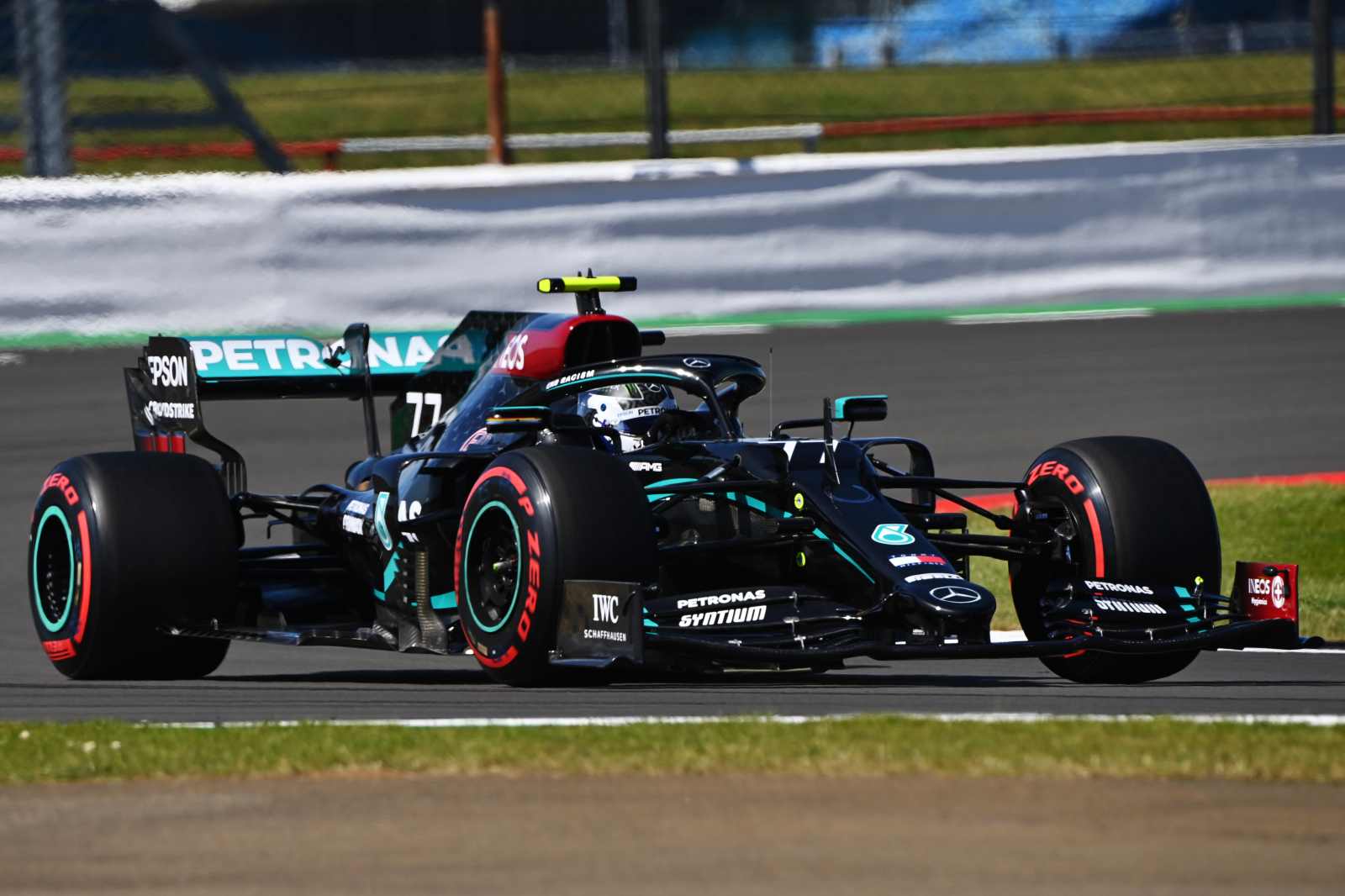 Valtteri Bottas liderou o 1-2 da Mercedes no primeiro treino livre em Silverstone