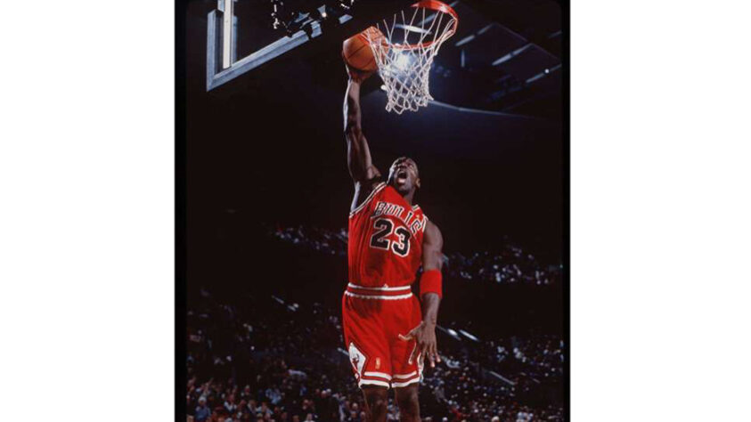 10- Michael Jordan (seis títulos): Considerado o maior jogador de basquete de todos os tempos, Michael Jordan venceu seis títulos e foi eleito o melhor jogador das finais em todas as oportunidades.  Encerrou a carreira prematuramente, em 1993, após ser três vezes campeão. mas voltou atrás um ano e meio depois, após passagem ruim pelo beisebol. Retornou às quadras com três campeonatos conquistados. Aposentou-se mais uma vez até que, em 2001, resolveu voltar, agora pelo Washington Wizards, passagem que durou dois anos