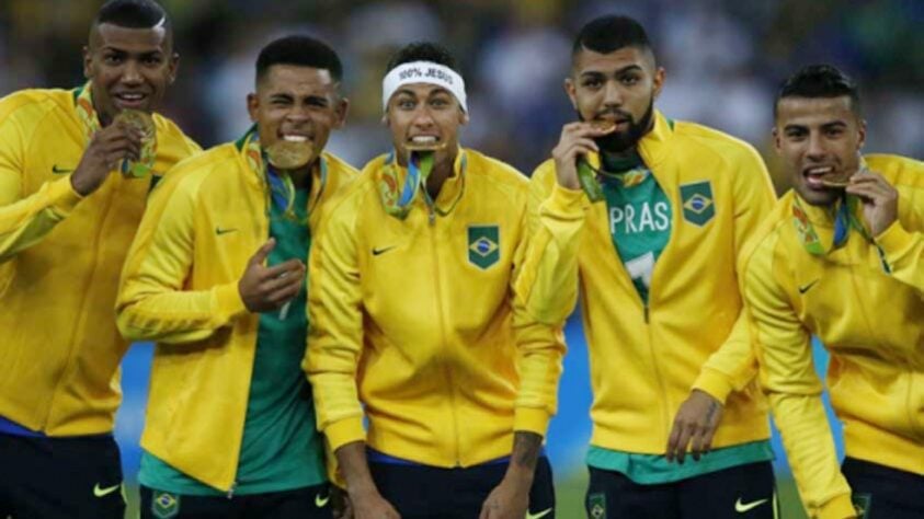 OLIMPÍADA 2016 - Figura fundamental no ouro inédito do Brasil no torneio masculino de futebol olímpico, Neymar fez o gol do empate em 1 a 1 na final da Olimpíada de 2016, no Rio de Janeiro. Mas foi adiante, na decisão contra a Alemanha, batendo o pênalti que selou o ouro para o país.