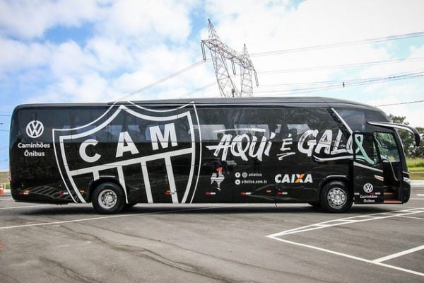 Com predominância da cor preta, o ônibus do Atlético-MG traz, em suas laterais e na parte superior, o escudo do clube e a frase "Aqui é Galo!".
