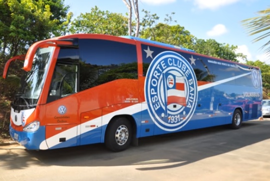 O Bahia utilizou suas três cores e seu escudo para estilizar seu busão.