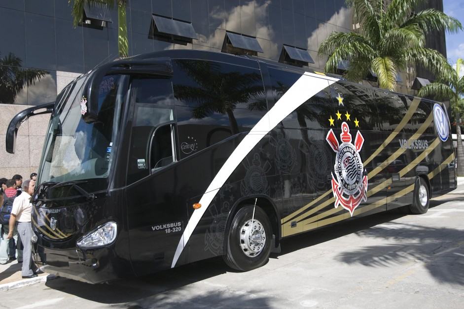 O Corinthians leva seus jogadores e comissão em um "busão" preto e branco.