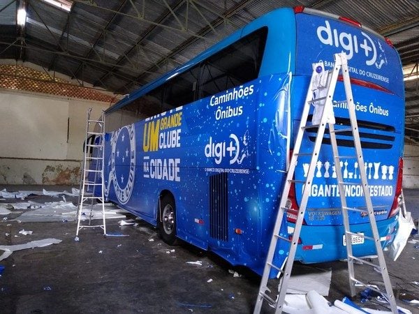 O ônibus do Cruzeiro, inteiramente azul, passou por uma mudança de plotagem no início deste ano.