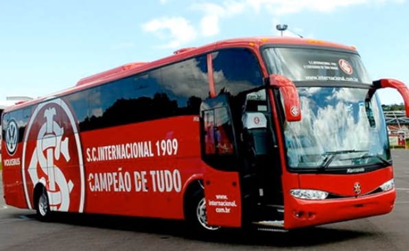 O ônibus do Internacional costuma ser todo vermelho e trazer o símbolo do clube na lateral.