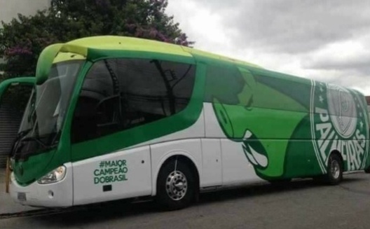 O ônibus do Palmeiras sempre leva as cores do clube, verde e branco, e também traz o periquito, seu mascote, ou o Gobatto, o porco que é seu outro mascote.