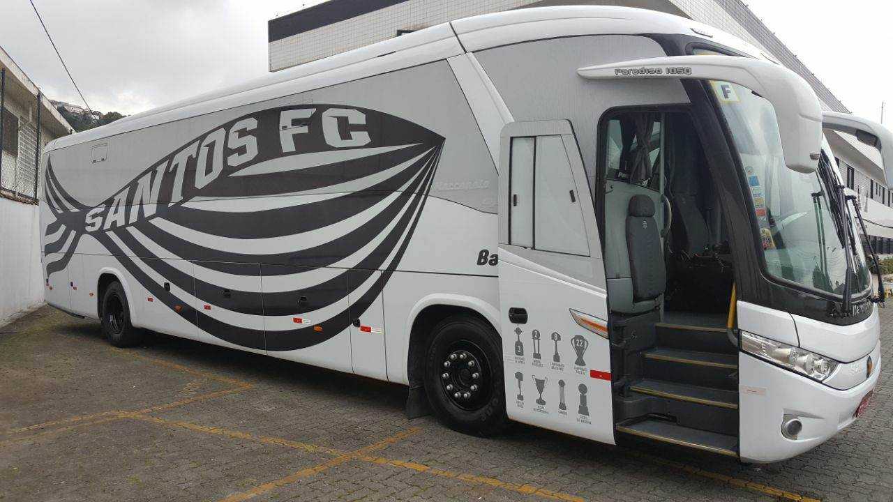 O Santos já estilizou o seu ônibus com o formato de um peixe, além de trazer na lateral alguns dos seus principais títulos.