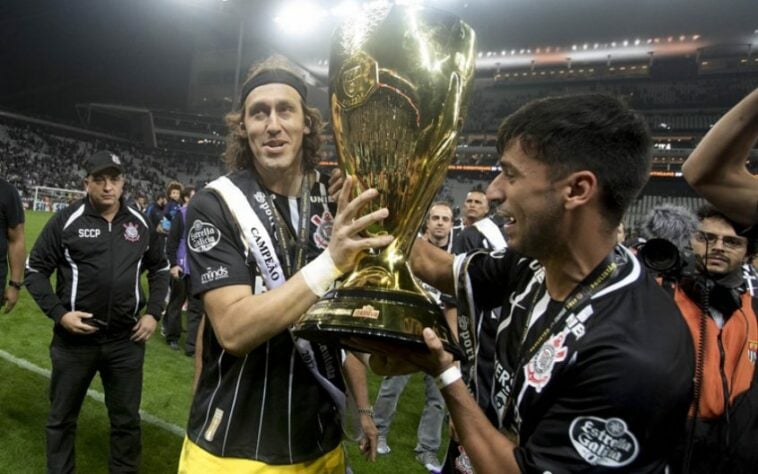2016 também passou em branco para o Corinthians, que levantou mais dois troféus em 2017. O primeiro foi o Paulistão, ao ganhar da Ponte Preta na final.