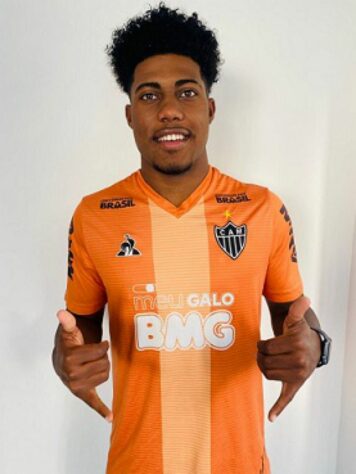 FECHADO - O Atlético-MG fechou a contratação do jovem meia Paulo Victor, de 19 anos, que estava atuando no futebol português, pelo Famalicão. A informação da vinda do meio de campo para o Galo foi confirmada pelo agente do atleta.