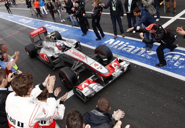 No GP do Canadá de 2011, Jenson Button venceu após cair para último 