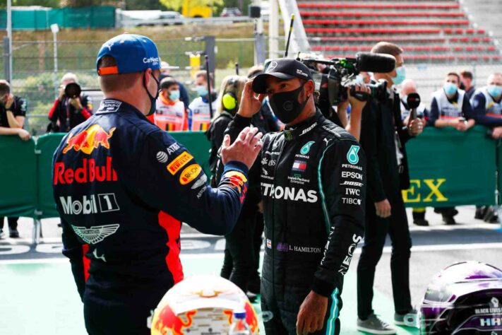 O cumprimento entre líder e vice-líder do campeonato após a classificação na Bélgica (Foto: Getty Images/Red Bull Content Pool)