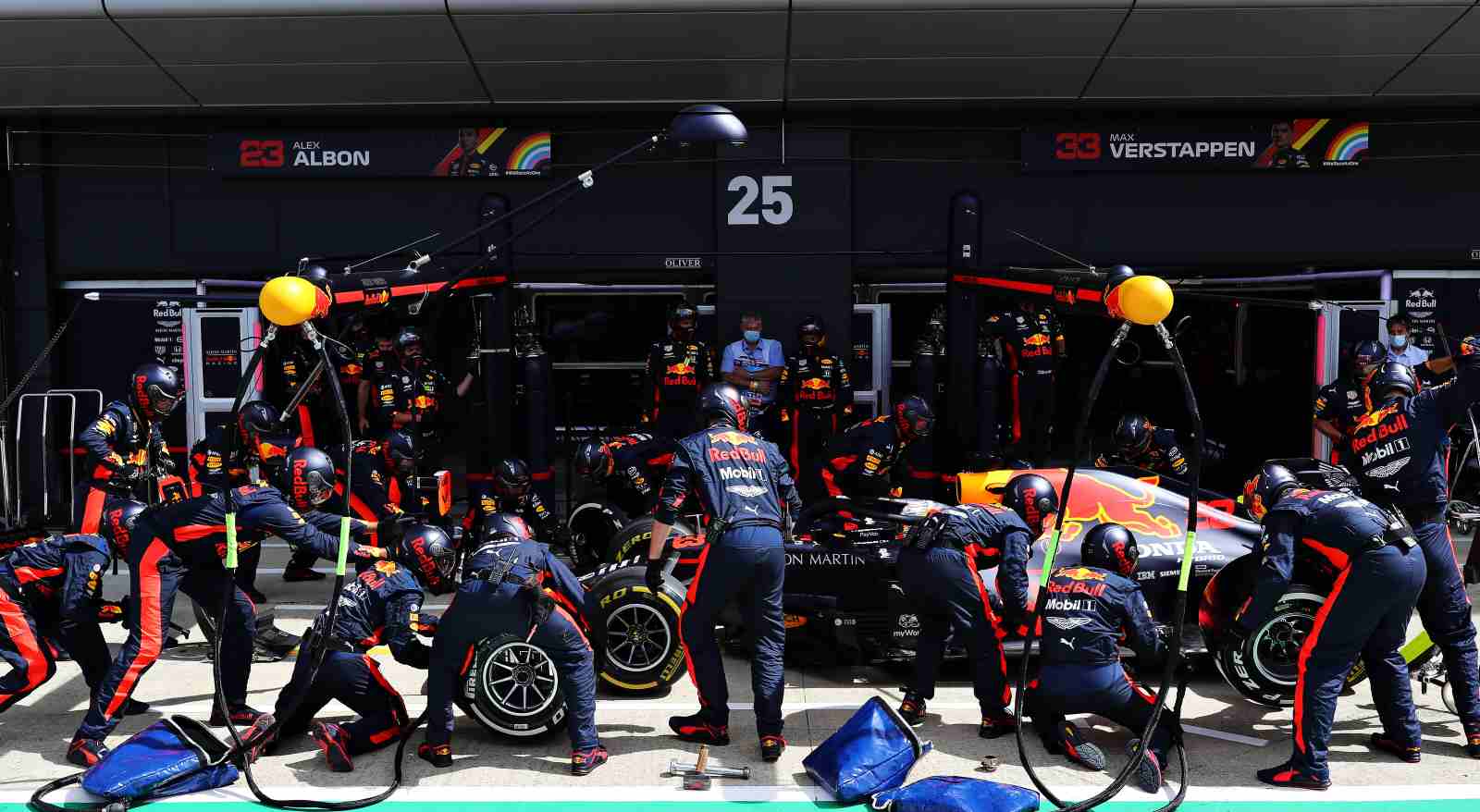 Um pit-stop na penúltima volta fez a vantagem de Hamilton para Verstappen aumentar 