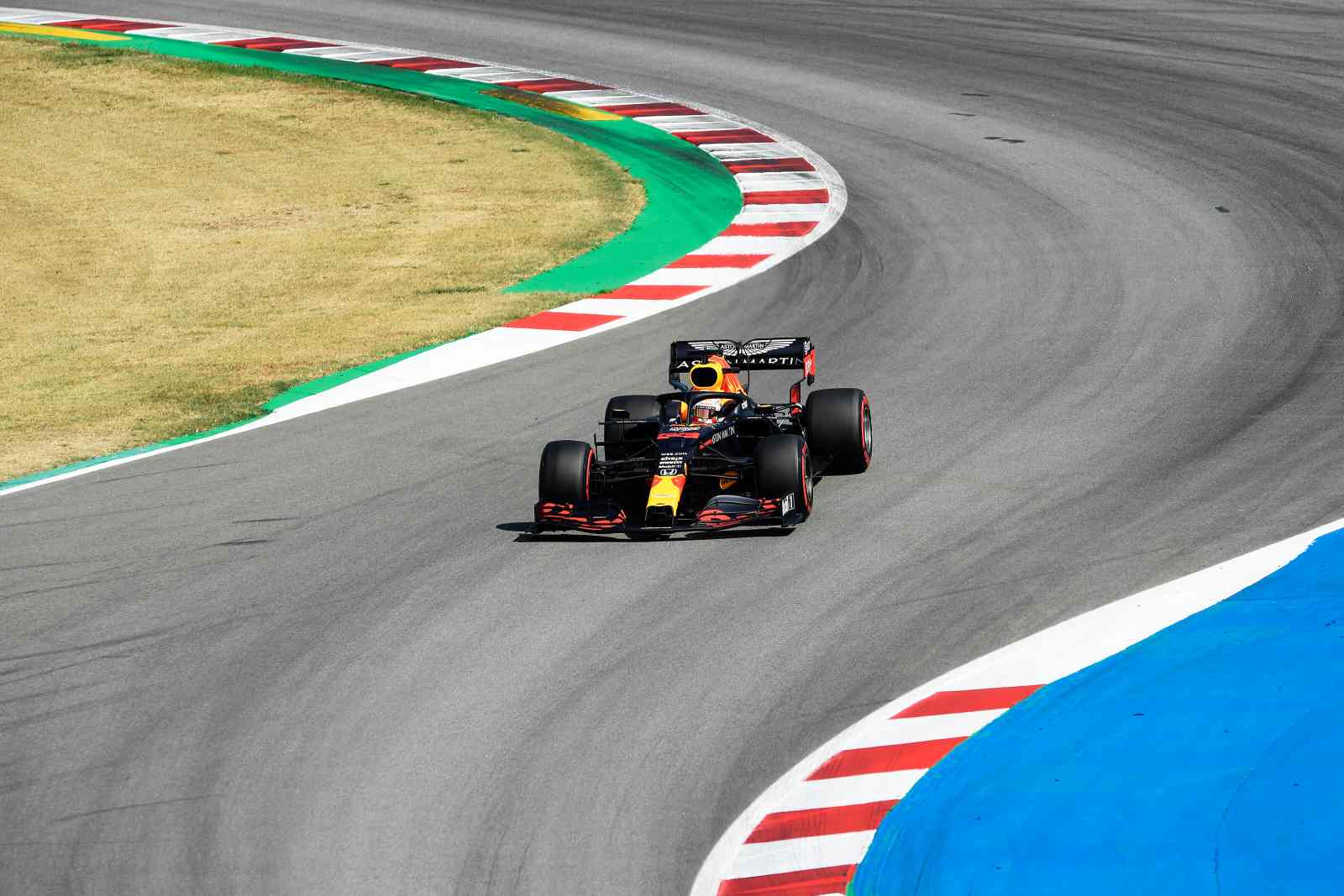 Max Verstappen em ação durante a classificação em Barcelona