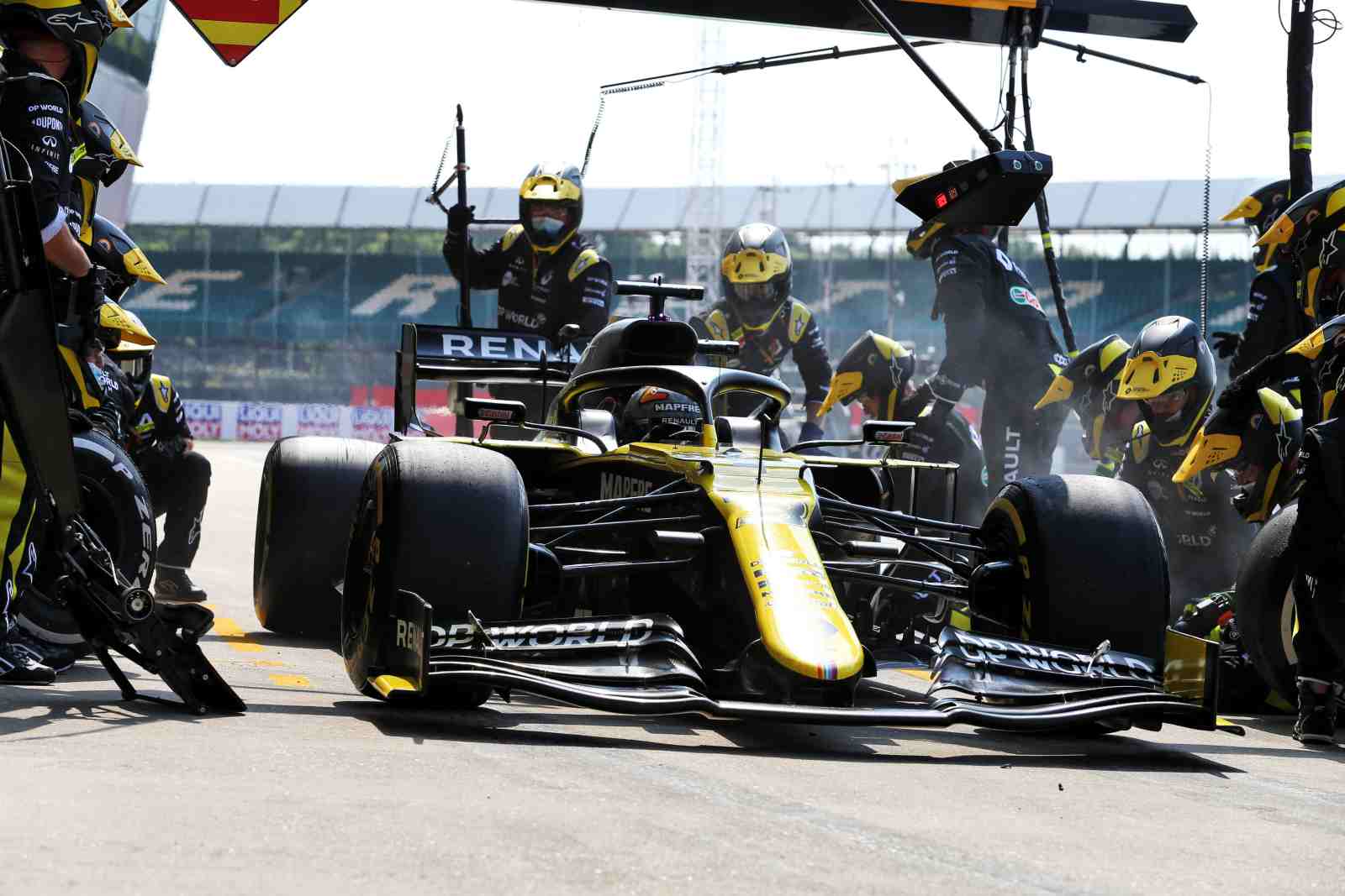 Daniel Ricciardo teve um domingo frustrante em Silverstone. Foi apenas 14º