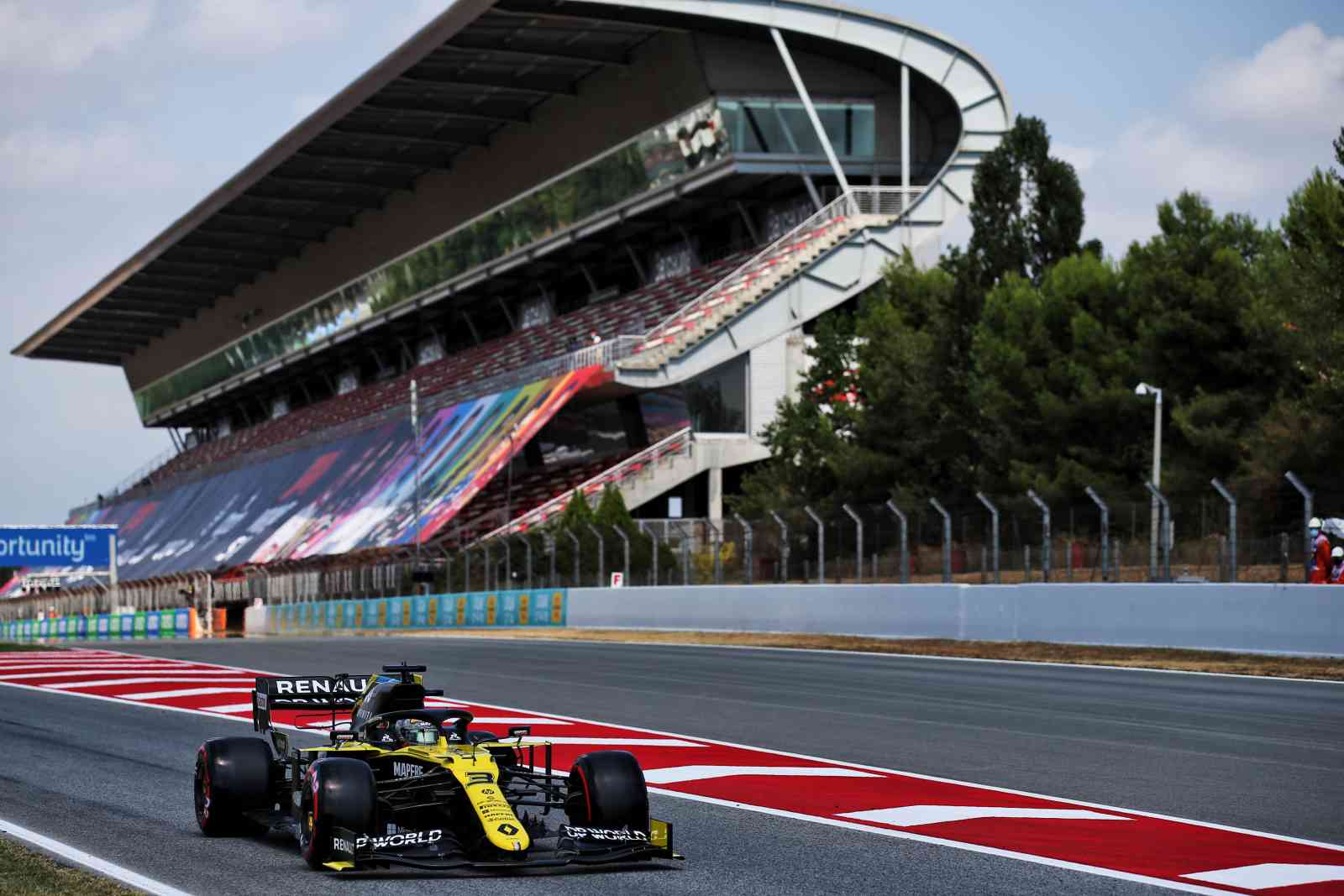 Daniel Ricciardo sai dos boxes no Q2 em Barcelona