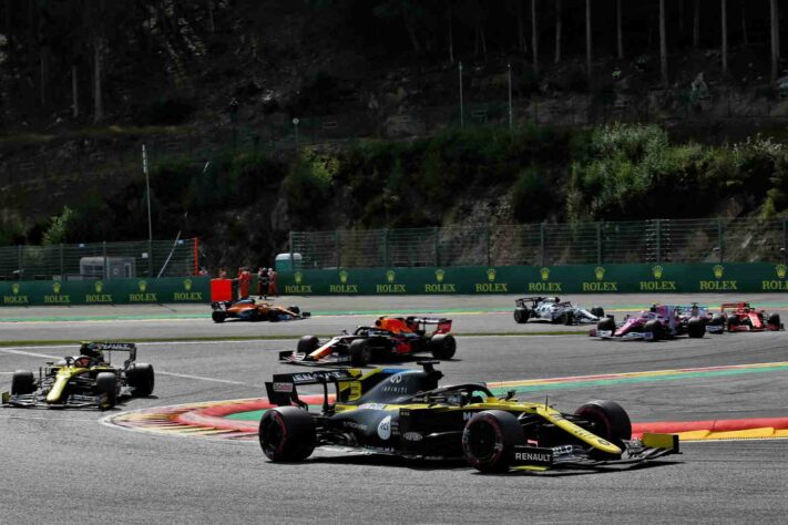 Daniel Ricciardo segura pelotão após a relargada em Spa-Francorchamps