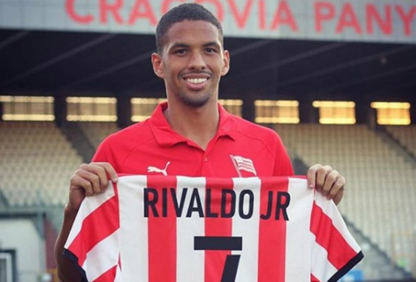 FECHADO - Rivaldinho, filho do pentacampeão do mundo com a Seleção Brasileira, Rivaldo, acertou sua ida para o KS Cracovia, da Polônia. O clube pagou a multa de 300 mil euros do atacante ao Viitorul, da Romênia. O atacante assinou um acordo por três temporadas e seu time terá a opção de estender automaticamente por mais um ano.