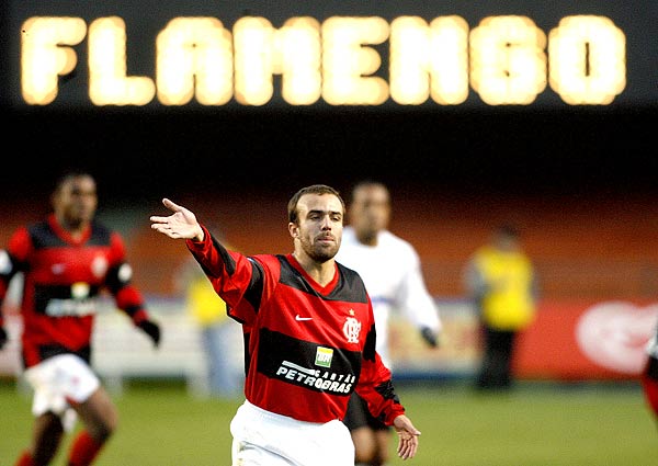 Em 2007, Roger tinha contrato com o Corinthians, estava emprestado ao Flamengo e, como a "lei do ex" nunca falha, marcou na vitória do Rubro-Negro sobre o Timão. Para piorar a situação, afundou mais ainda sua ex-equipe, que acabou sendo rebaixada no término do Campeonato Brasileiro.