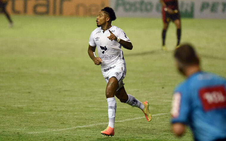 O Santos conquistou sua segunda vitória no Campeonato Brasileiro, nesta quinta-feira, na Ilha do Retiro, ao bater o Sport por 1 a 0. O gol santista foi dele novamente, o atacante Marinho, que vive grande fase e foi, de novo, o melhor em campo. Confira as notas do Peixe no LANCE! (por Gabriel Santos) 