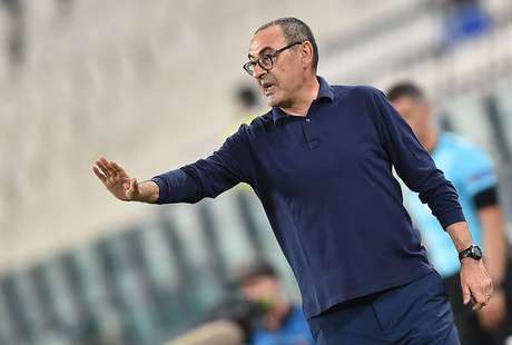 ESQUENTOU: Na 11ª colocação do Campeonato Italiano, a Fiorentina busca um novo comando. De acordo com o "Calciomercato", o clube italiano estuda a contratação de Maurizio Sarri, ex-treinador da Juventus.