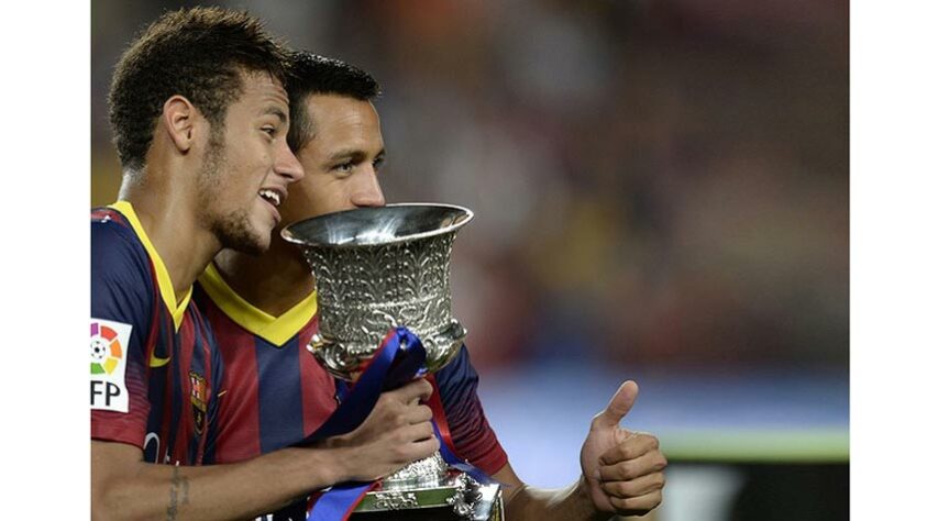 SUPERCOPA DA ESPANHA 2013 - Foi a primeira vez que Neymar e Messi formaram dupla titular, escalados por Tata Martinez. No jogo de ida, o placar de 1 a 1 acabou influenciando o título do Barcelona no jogo de volta, que terminou 0 a 0. Detalhe: Neymar havia marcado o gol na casa do adversário, o que acabou valendo título. Mas há outro detalhe: Messi perdeu um pênalti no jogo definitivo. No entanto, no fim tudo deu certo.