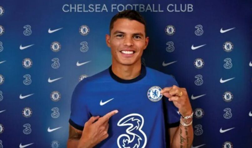 FECHADO: O Chelsea anunciou a chegada do zagueiro Thiago Silva através das redes sociais nesta sexta-feira. O brasileiro foi contratado sem custos, uma vez que estava sem contrato após deixar o Paris Saint-Germain, e acordou o vínculo por uma temporada com a opção de estender a permanência na Inglaterra por mais outro ano.