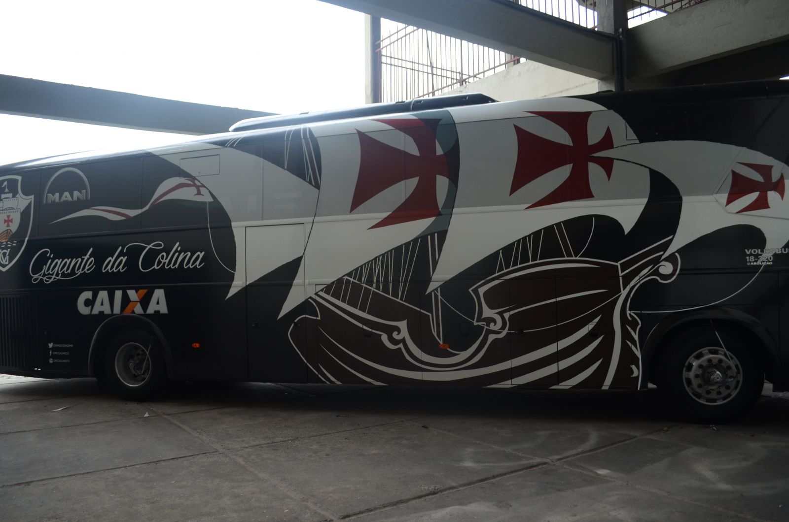 O busão do Vasco já recebeu uma pintura com caravelas e o escudo cruz-maltino.