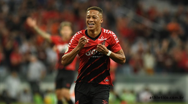 8º - VITINHO - Athlético-PR (C$ 15,46) - Fez dois gols e deu uma assistência nas cinco primeiras partidas, com uma média de 5.90 e se destacando principalmente com os 18.20 pontos contra o Goiás. No entanto, está lesionado no momento, sem previsão de retorno.