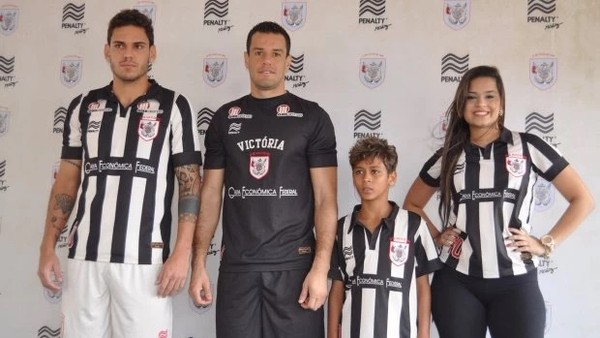 Em 2013, o escudo histórico também foi utilizado no terceiro uniforme do Vitória.