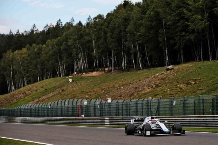 George Russell acelera sua Williams no primeiro dia de treinos no circuito belga