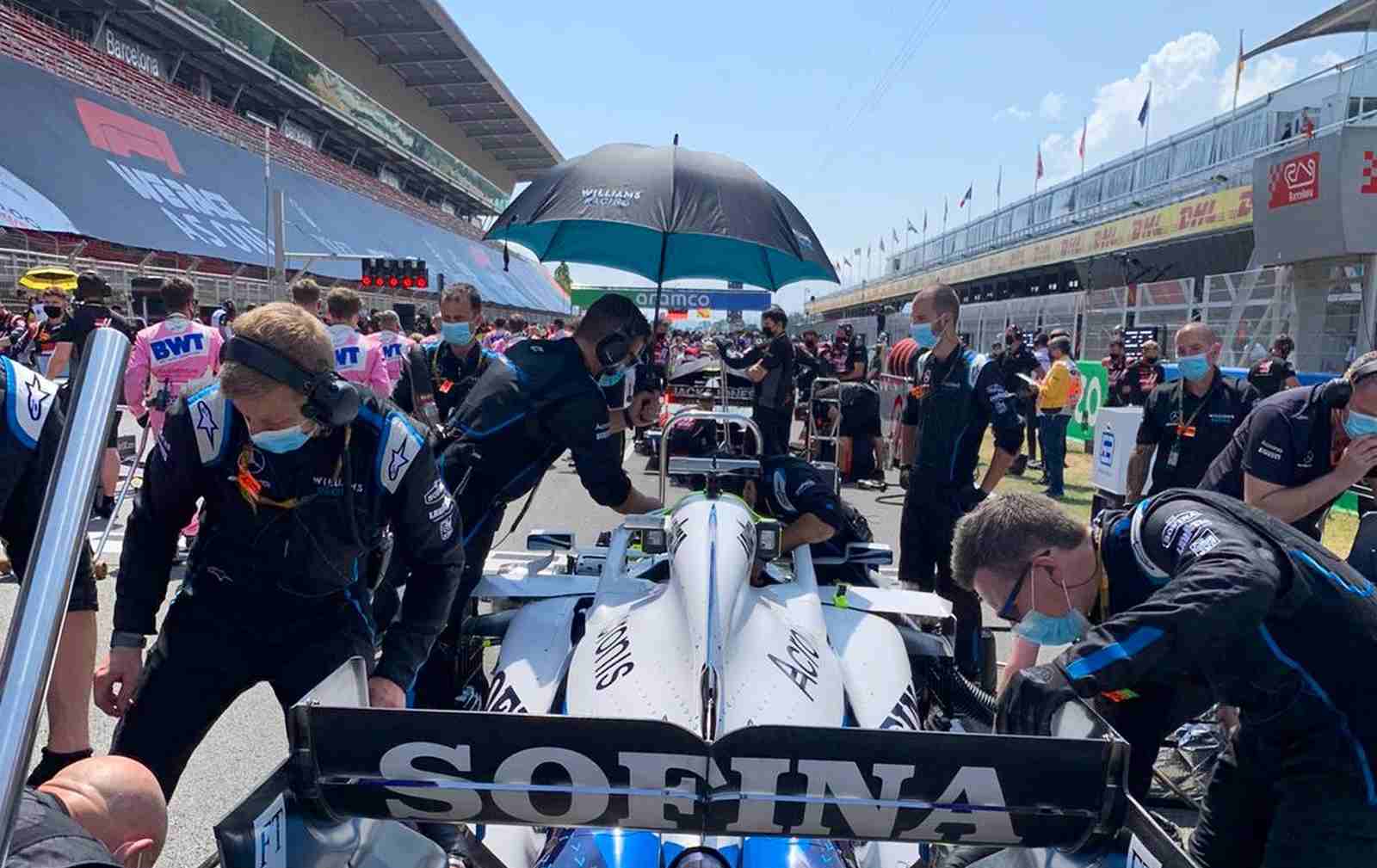 A preparação no carro de George Russell antes da largada