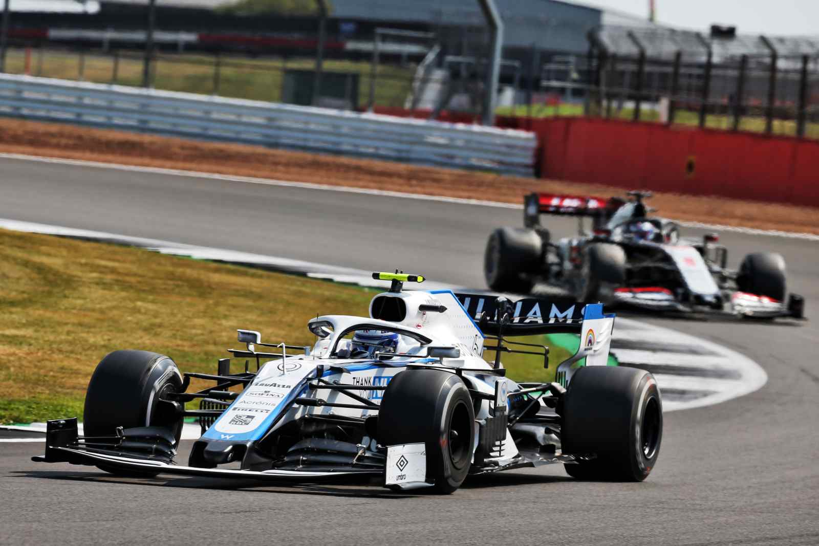 O canadense chegou a ficar à frente de rivais, mas precisou de um pit-stop no final da corrida 