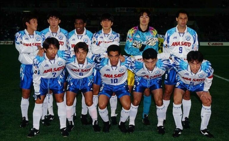 Equipe que teve grande projeção na década de 1990 no Japão e contou com brasileiros como os meio-campistas César Sampaio, Edu Marangon e Zinho e o atacante Evair, o Yokohama Flugels durou apenas até o ano de 1998. Curiosamente, a equipe se despediu campeã e fechou as portas porque perdeu seu patrocinador principal.