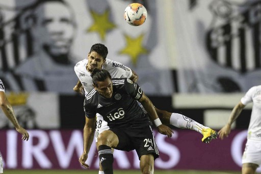 Olimpia | Sobe: Defesa - Foi capaz de montar uma tática defensiva eficaz no melhor jogador santista, Marinho, que não fez a diferença. / Desce: Roque Santa-Cruz (foto) - Vice-artilheiro do Campeonato Paraguaio, o experiente atacante foi substituído ainda na primeira etapa