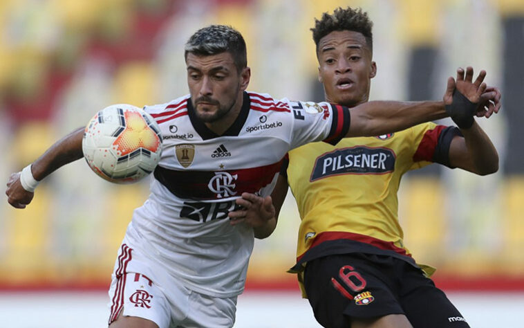 FLAMENGO - A equipe do Rio de Janeiro viajou para o Equador para enfrentar o Barcelona, na fase de grupos da Libertadores, com a ausência de alguns jogadores contaminados. Alguns atletas chegaram a entrar em campo na vitória por 2 a 1 e foram diagnosticados com o vírus no dia seguinte.