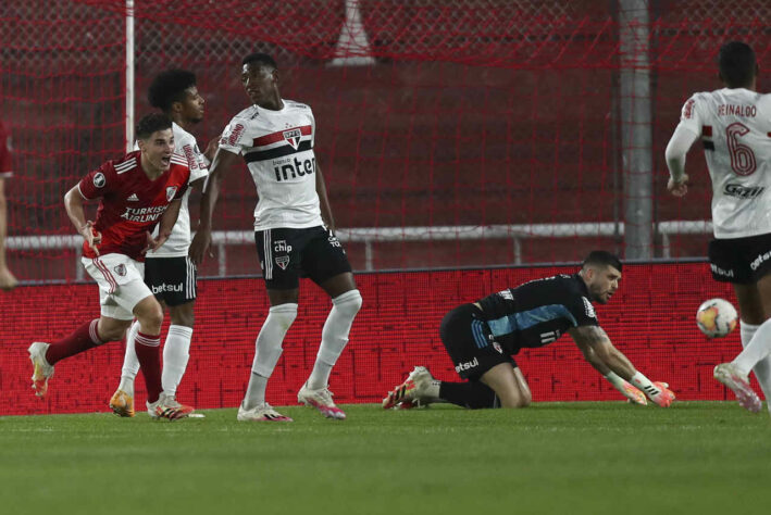 RIVER PLATE - Sobe - Organização: Argentinos foram bem organizados, principalmente no primeiro tempo. Entrosamento criou várias chances de perigo ao gol de Volpi. Desce - Parte Física: Equipe cansou no segundo tempo e deu muitos espaços ao São Paulo. Condição física poderia ter comprometido o resultado.