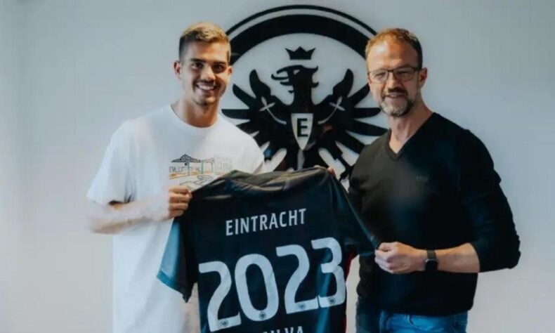 FECHADO: O Eintracht Frankfurt anunciou a contratação do português André Silva, de 24 anos. O português estava emprestado desde 2019, e assinou um contrato permanente até 30 de junho de 2023 com o clube da Baviera para disputar a Bundesliga desta nova temporada. 