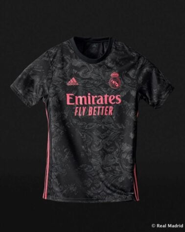 O Real Madrid deixou o rosa como cor secundária e foi fundo no preto. Os detalhes cinzas no uniforme fazem referências às cerâmicas que são vistas pela cidade de Madri.