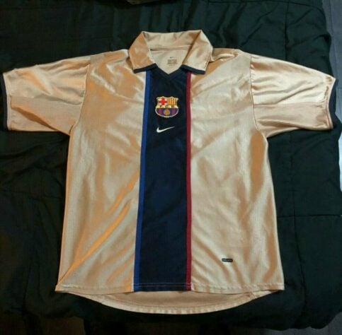 Camisa away Barcelona 2001/2002 - O dourado não caiu muito bem e não combinou com o restante do uniforme, que às vezes era usado com o calção na cor vermelha.