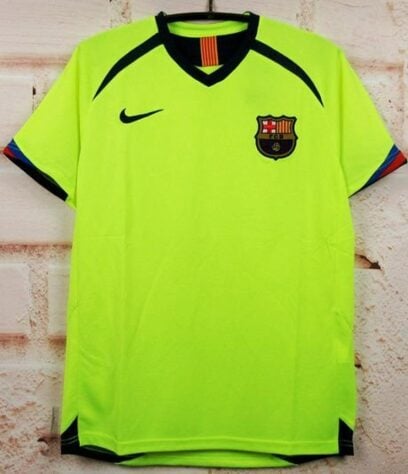 Camisa away Barcelona 2005/2006 - Apostando no amarelo-fluorescente, a camisa marcou época no clube catalão