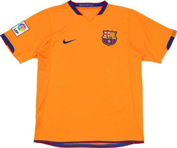 Camisa away Barcelona 2006/2007 - O laranja voltou a ser utilizado pelo clube após quase uma década, agora pela primeira vez no século.